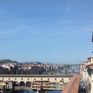 Blick aus den Uffizien auf den Arno Fluss und die Brücke "Ponte Vecchio"