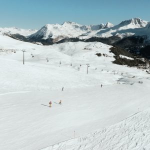 Skipiste mit mehreren Skifahrern