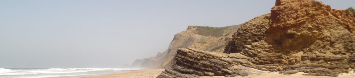 Sandstrand mit Felsen an der Costa Vicentina