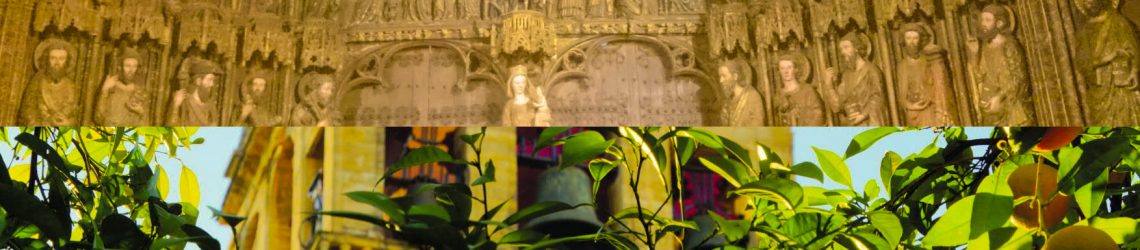 Foto-Collage aus gotischem Kirchportal und Kirchglocken