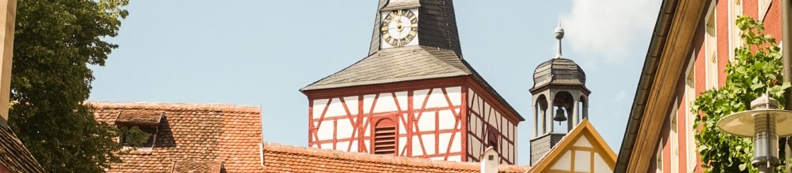 Fachwerkturm einer Kirchenburg in Franken