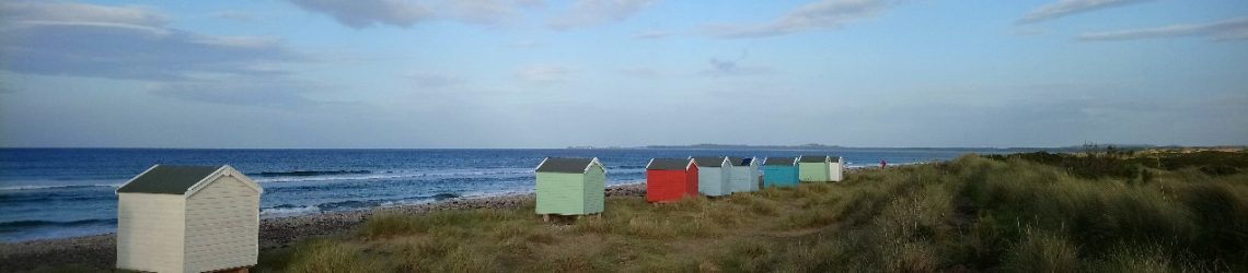 Der Strand von Findhorn mit kleinen Strandhütten