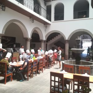 Kochkurs in einem kolonialen Innenhof in Quito