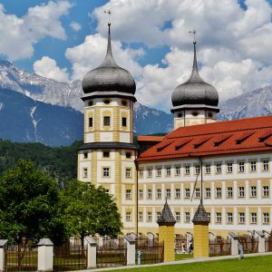 Kloster Stif Stams vor Bergkulisse
