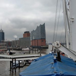 Blick von einem Segelboot aus auf die Elbphilharmonie