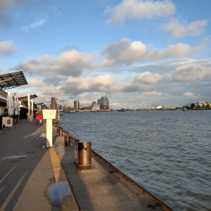 Die Landungsbrücken. Im Hintergrund die Elbphilharmonie