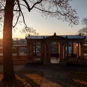 Der Pavillon am Rosengarten bei Sonnenuntergang