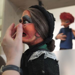 Der Kopf einer Marionette im Puppentheatermuseum wird ertastet