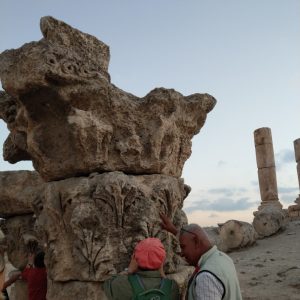 Zwei Personen ertasten eine antike Säule