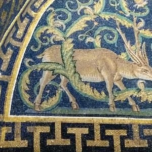 Ein byzantinisches Mosaik mit Hirsch in Ravenna