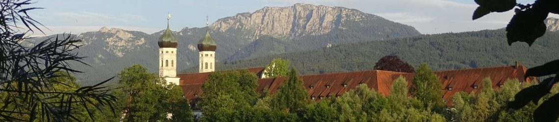 Klostertürme vor Berglandschaft