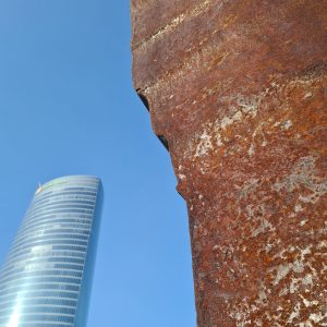Iberdrola-Tower und Chillida-Skulptur in Bilbao