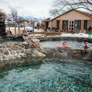 Zwei Männer in heißen Thermalquellen