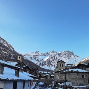 Schneebedecktes Dorf Chianale im oberen Valle Varaita