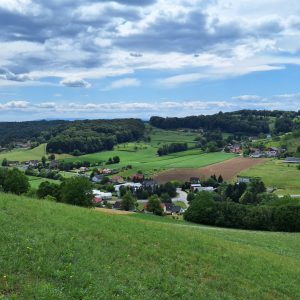 Vulkanland, sanfte Hügel mit kleinen Siedlungen und Wäldern