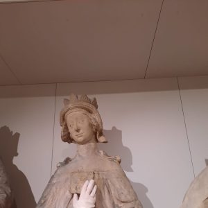 Eine Skulptur der Jungfrau Maria in der Steinmetzausstellung des Wienmuseums