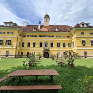 Schloss Poppendorf mit Biertischen im Vordergrund