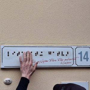 Straßenschild in Braille in der Literatenstraße in Vilnius
