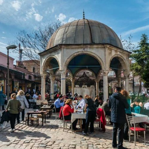 Straßenszene in Izmir. Ein Cafe rund um einen Brunnen mit Kuppeldach
