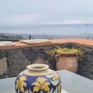 Keramikvase auf der terasse des Weinguts am Ätna