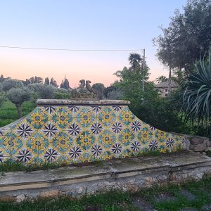 Kachelbank im Olivenhain