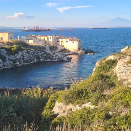Tunfischfabrik an einer Bucht am Ionischen Meer