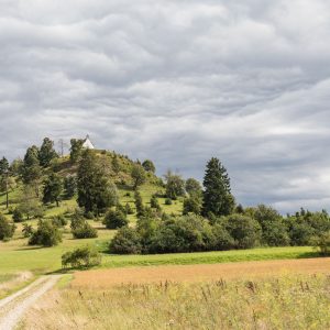Am Hügel thronende Salmendinger Kapelle