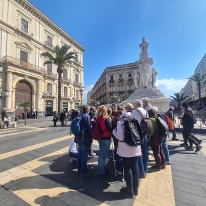 Gruppe vor demBellini-Denkmal in der Altstadt von Catania