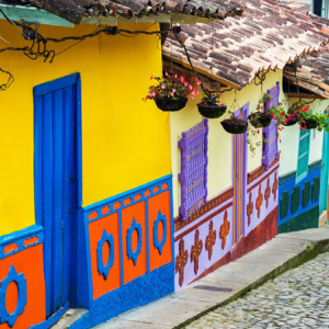 Kopfsteinflastergässchen und bunte, einstöckige Häusschen von Candelaria in Bogota