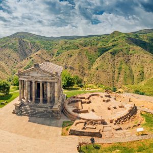 Ein Bilick von oben auf einen Tempel im griechischen Baustil
