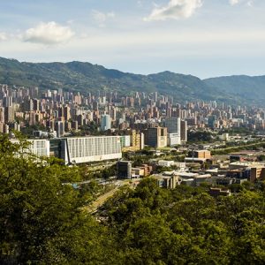 Die Hochhäuser von Medellin vor grüner Dschungellandschaft