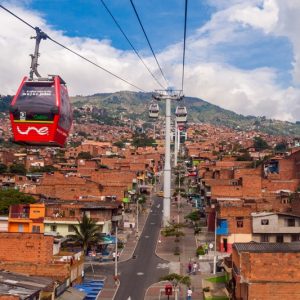 Die Seilbahn von Medellin schwebt über die Ziegelbauten